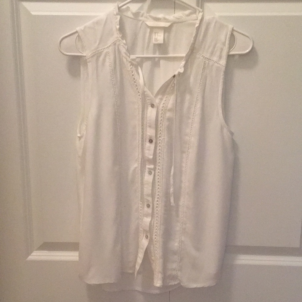 White sleeveless shirt